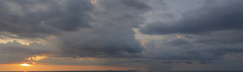 暮色苍茫云海翻涌，落日余晖映天际