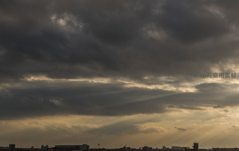 破云之光，城市剪影下的神圣时刻