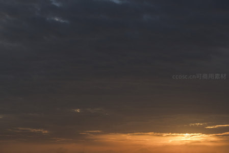 暗云密布下，一抹夕阳余晖温柔绽放