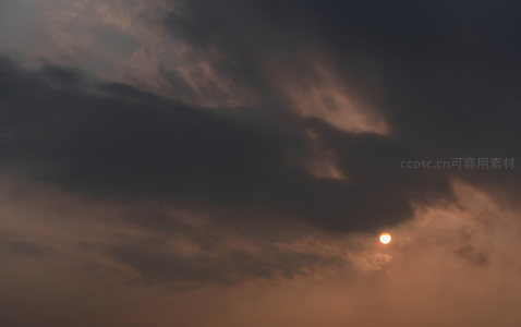 孤阳隐现于浓重云海之中，散发微弱暖光