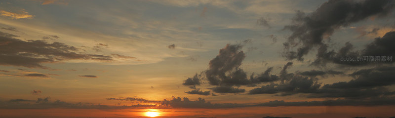广角镜头下的绚烂晚霞天幕