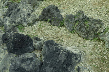 火山岩与碎石构成的地貌景观