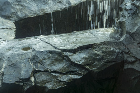 岩石缝隙间水流潺潺如帘幕垂落