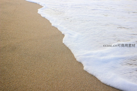 海浪轻吻沙滩的温柔瞬间
