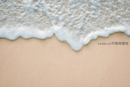 海浪泡沫轻吻细腻沙滩的温柔瞬间