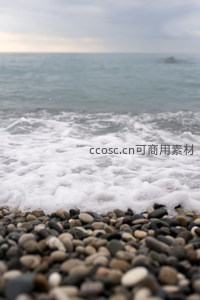海浪轻抚鹅卵石滩的宁静瞬间