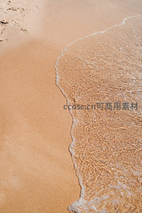 金色沙滩与透明海浪的温柔边界