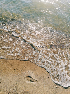脚印留在沙滩，海浪即将抹去痕迹