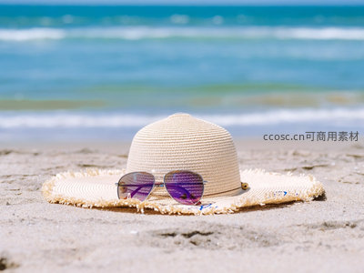 沙滩草帽与墨镜，夏日海边标配