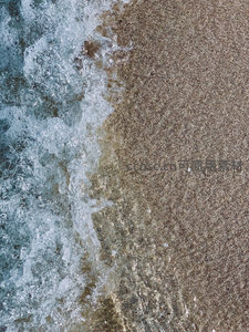 海浪轻吻沙滩的瞬间特写