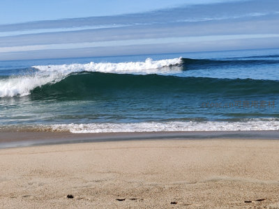 碧海蓝天下的完美卷浪