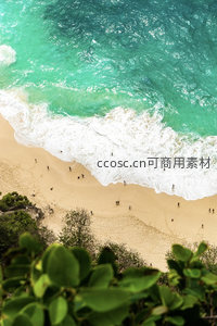 碧海金沙航拍视角，浪花轻抚游人足迹