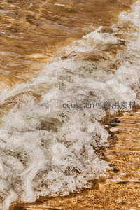 微距特写湍急水流，泡沫飞溅动感十足