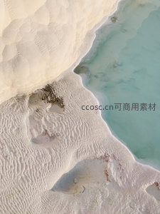 白色钙华梯田与碧水相映成趣的奇观