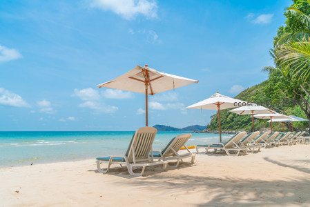 热带海岛沙滩椅排排坐，静待游客光临