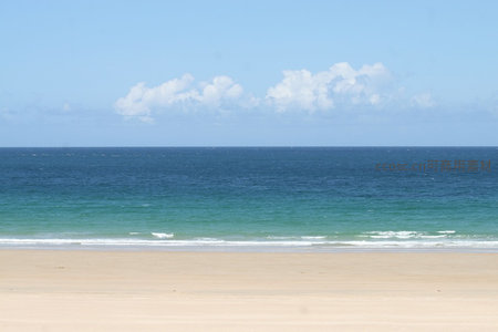 碧海蓝天下的宁静沙滩海岸线