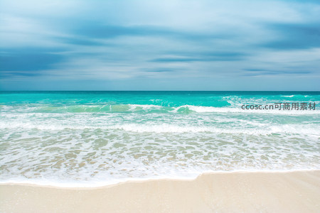 碧海白沙浪花轻拍海岸线