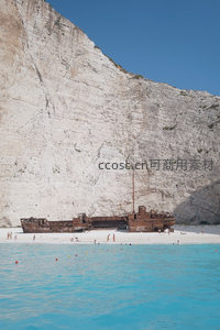 沉船静卧悬崖下碧水沙滩间