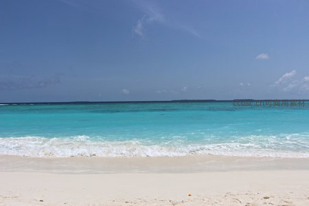 无垠碧海接天际，白沙滩上听潮声