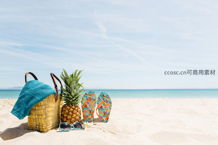 沙滩上的菠萝与编织包，夏日度假风情