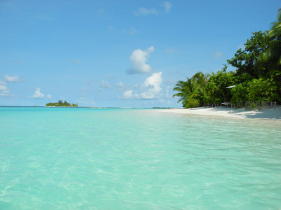 热带海岛的清澈碧水与椰林沙滩