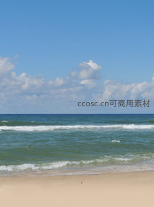 晴空万里下的辽阔海景与柔软沙滩