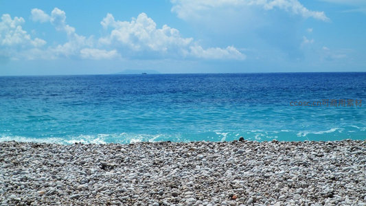 碧海蓝天下的卵石滩远景