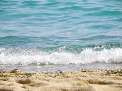 阳光穿透碧波轻抚细沙岸