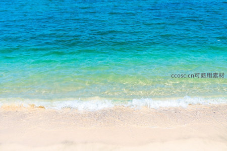 碧海金沙，浪花轻吻细腻沙滩