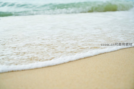 泡沫细浪，轻抚柔软金色海岸