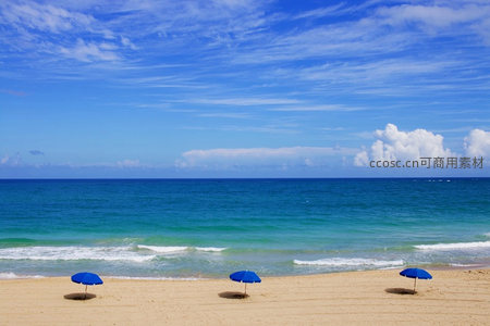 碧海蓝天下的三把蓝色沙滩伞