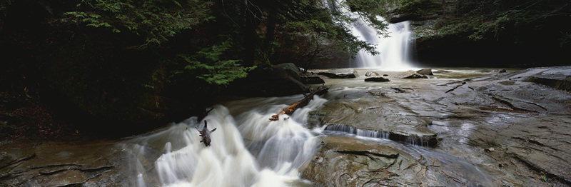 森林深处瀑布倾泻岩石溪流潺潺