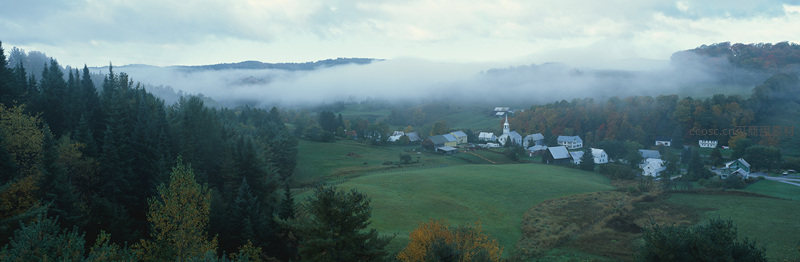 晨雾笼罩的宁静乡村田园风光