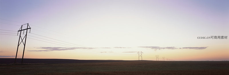 旷野电塔剪影夕照