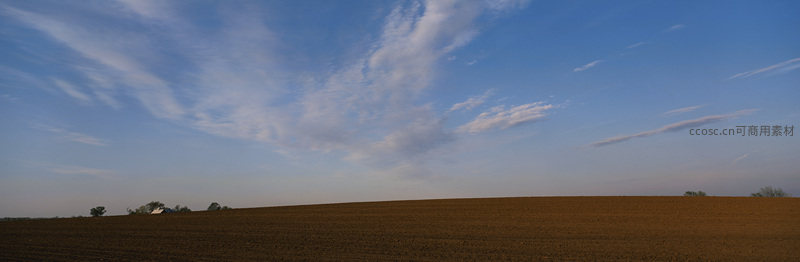 蓝天白云下广袤耕作土地