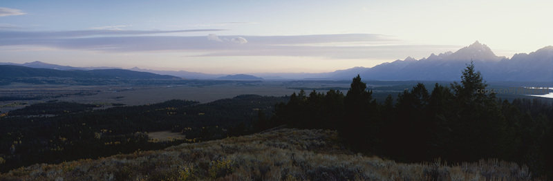 晨曦山谷全景图