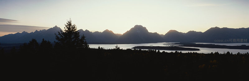 日落时分湖光山色的剪影画卷