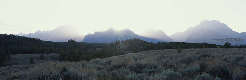 暮色中朦胧山影与灰蓝色灌木丛