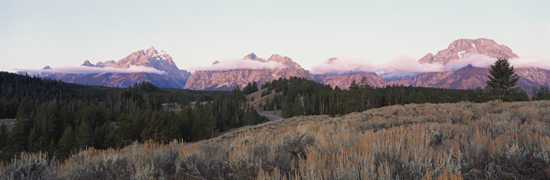 晨曦中云雾缭绕的雪山群峰