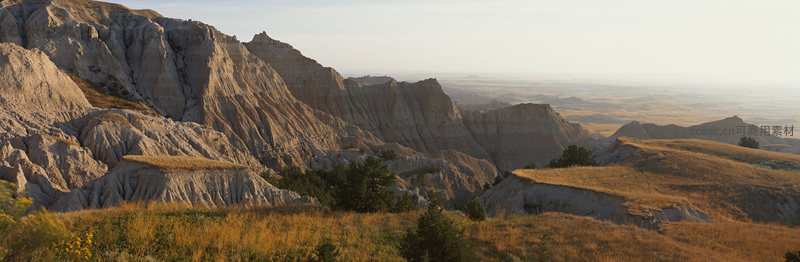 荒漠峡谷夕阳照，层峦叠嶂如雕