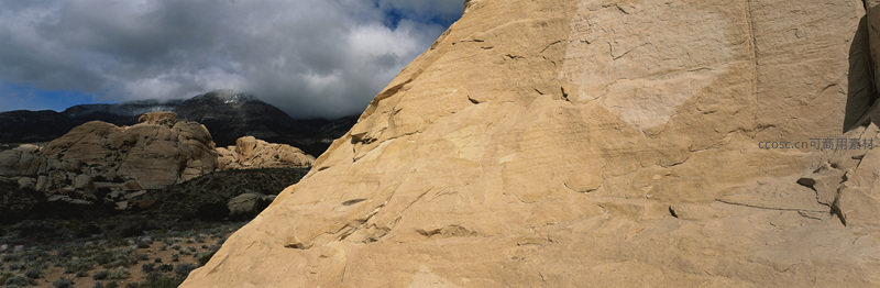 巨岩斜立云影下，荒野地貌奇观