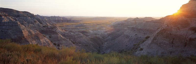 夕阳洒落峡谷平原，光影勾勒大地轮廓