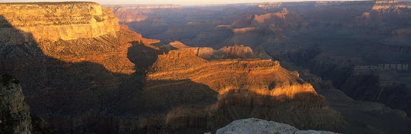 大峡谷晨曦初照，岩层金光熠熠生辉