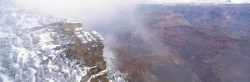 雪覆峡谷云雾缭绕壮丽奇观