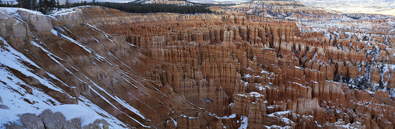 雪后红岩峡谷如雕塑群落