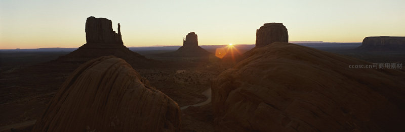 纪念碑谷日落金辉洒满岩柱