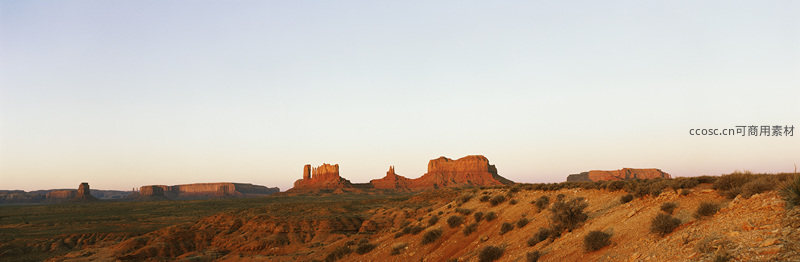 夕阳下的峡谷岩层壮丽景观