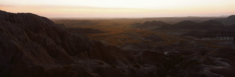 暮色中层叠峡谷的深邃剪影