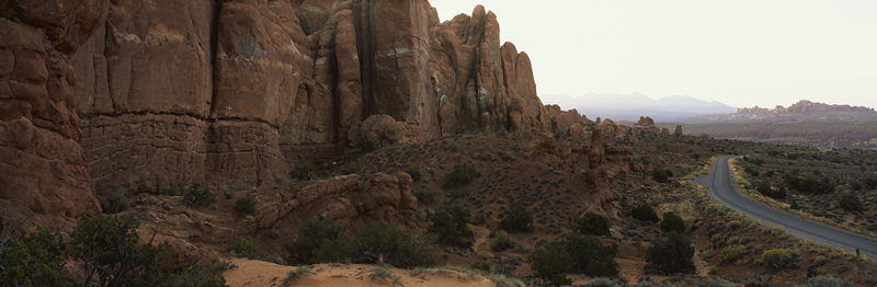 蜿蜒公路穿越红岩峡谷群