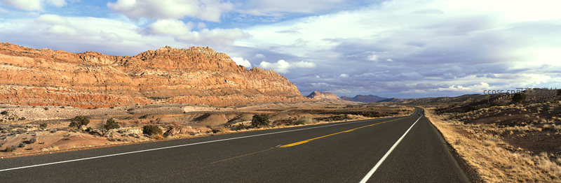 蜿蜒公路旁红岩峡谷壮丽如画